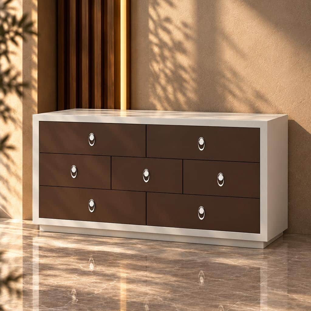 Bedroom set furniture finish and room styling view - image 65312